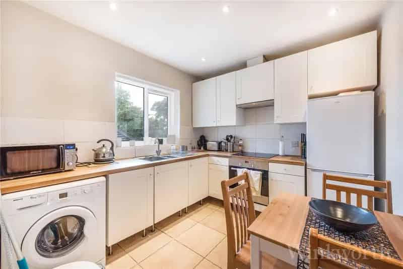 2 Bedroom Maisonette London - Newly Decorated