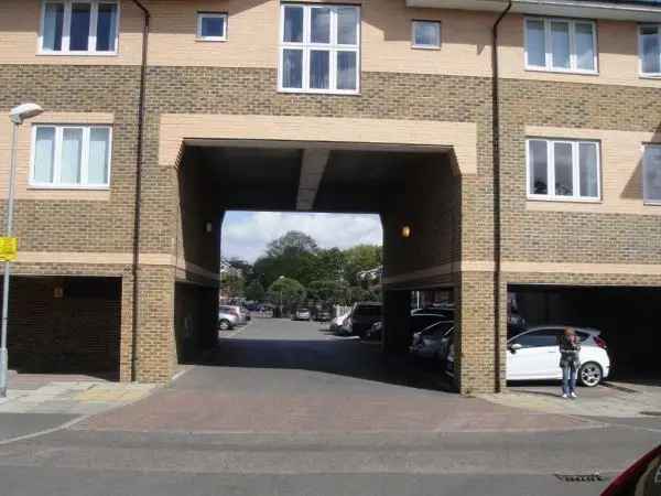 Flat For Rent in Epsom and Ewell, England