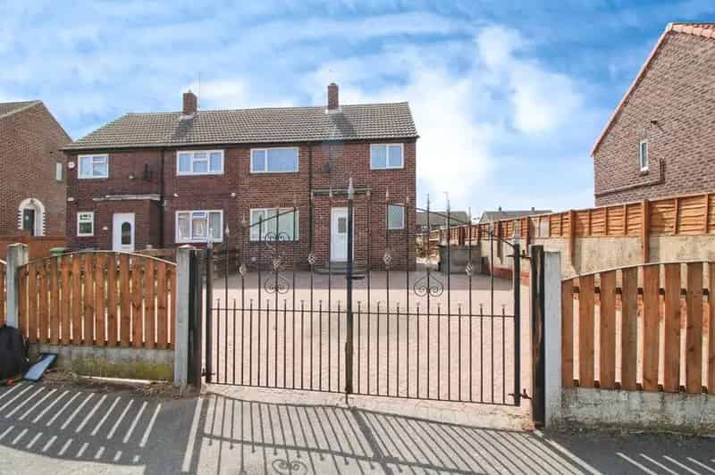 3 bedroom Semi Detached House for sale, Methley, West Yorkshire, LS26