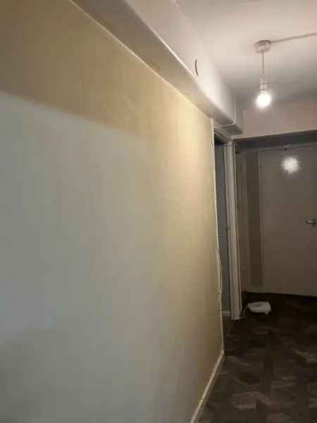 2nd Floor 2-Bedroom Flat Near Shopping Centre and Bus Stops