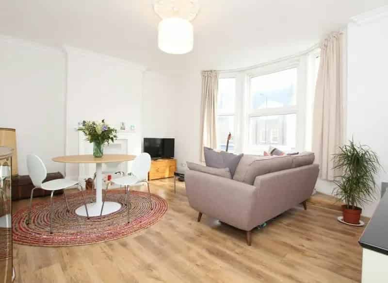 Spacious 1-Bedroom Apartment near Askew Road Shepherds Bush