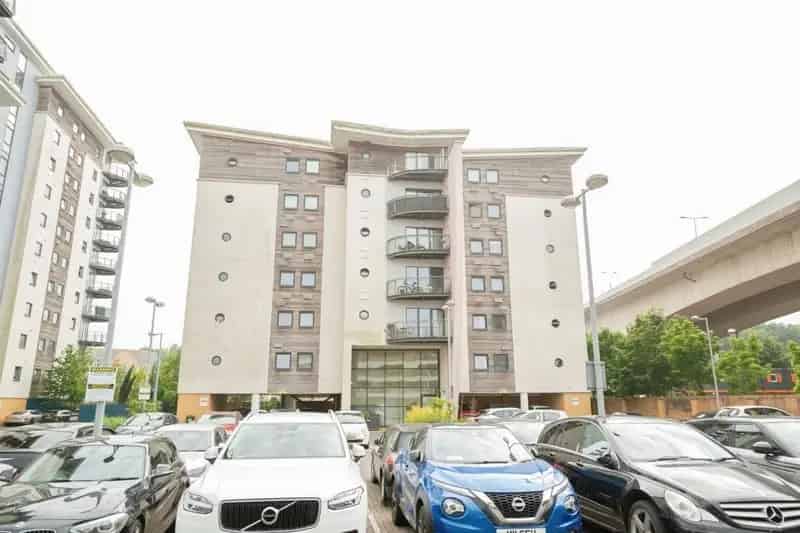 2 Bedroom Apartment Cardiff Bay Marina Views