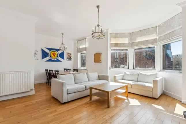 3 Bedroom Flat for Sale in Hillhead Glasgow