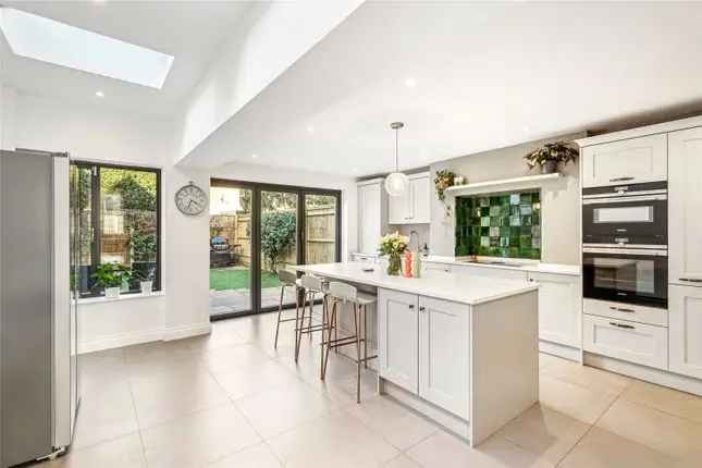 5 Bedroom Family Home to Rent in Abbeville Village London