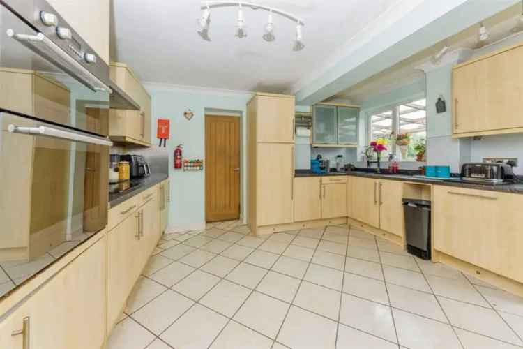 2 Bed House with Garden and Parking