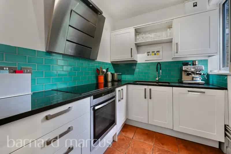 Two Double Bedroom Flat Southfields Modern Kitchen Close to Transport