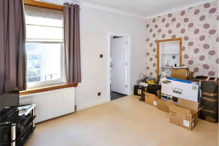 3 Bed Flat Kelty Main Door Upper Flat with Parking