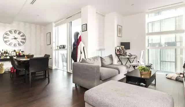 Stunning 1-Bed Apartment South Quay Laker Court Modern Open Plan Balcony