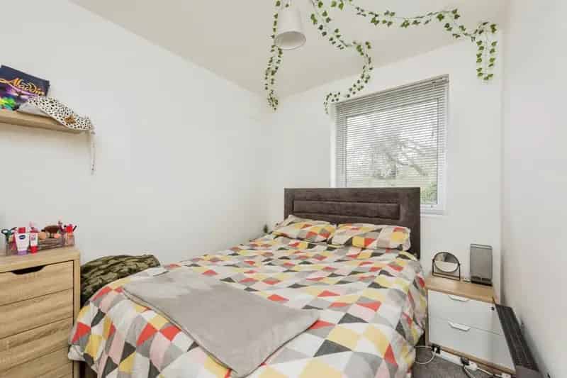 1 Double Bedroom Ground Floor Maisonette with Garage and Communal Parking