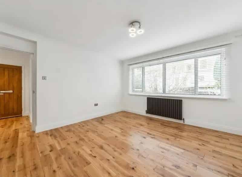 Refurbished One Bedroom Apartment Wooden Floors Separate Kitchen