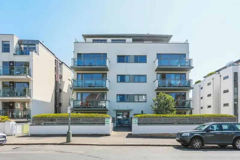 2 Bedroom Flat for Sale in Hove near Station and Cricket Ground