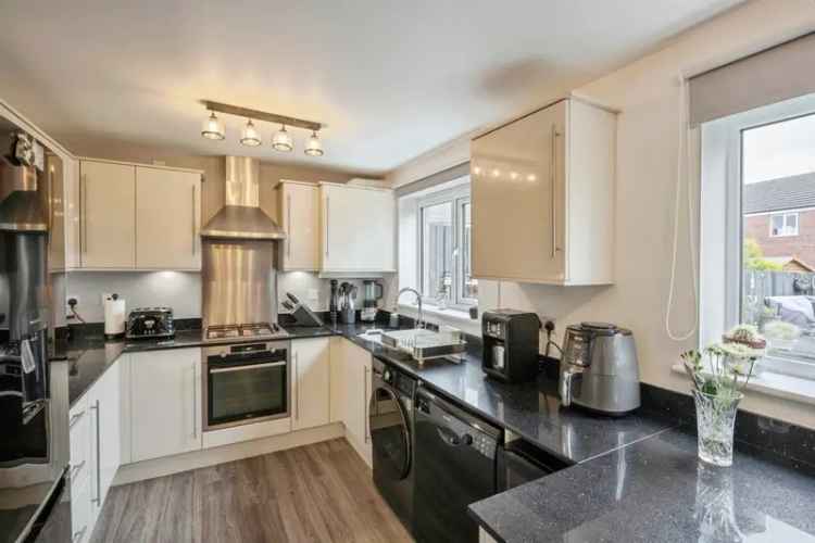 Spacious 4-Bed Detached House with Modern Amenities and Garden