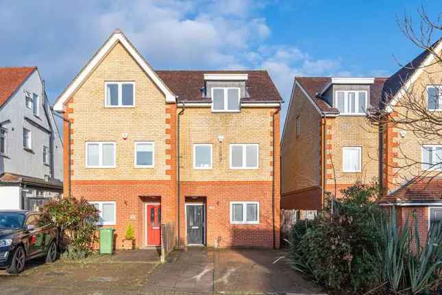 4 Bed Semi-Detached House to Rent in Bromley BR2