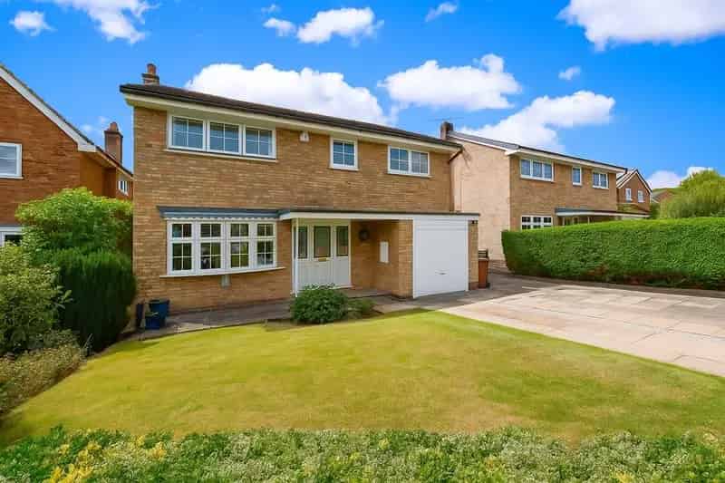 4 Bedroom Detached House For Sale Near Baildon Train Station