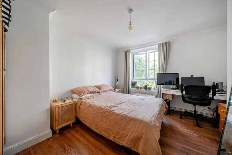 Two Bedroom Apartment near East Dulwich Station - Chain Free