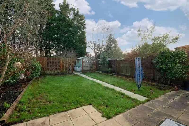 2 Bed Flat for Sale - 2 Bedrooms, Garden, Parking