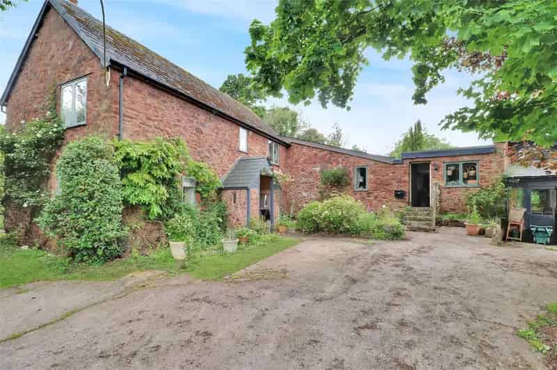 45 Bedroom Detached House with 7 Acres and Holiday Cottage