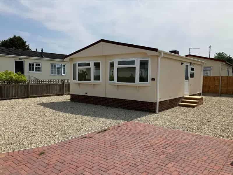 2 Bedroom Refurbished Park Home Near Cheltenham