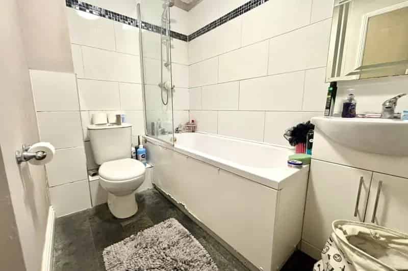 2 Bed Flat with Balcony and Allocated Parking
