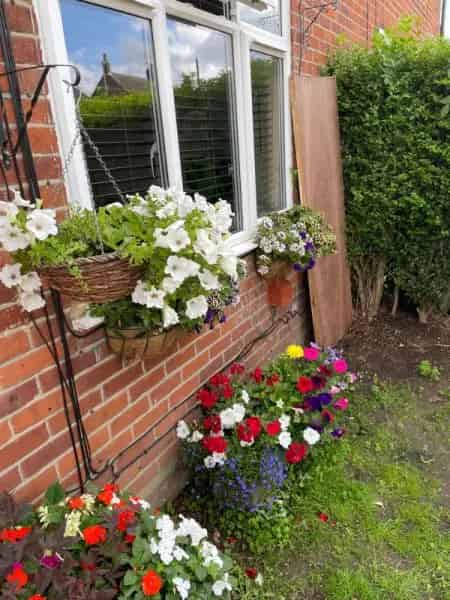 2 Bed Mid Terrace House Near Schools and Shops