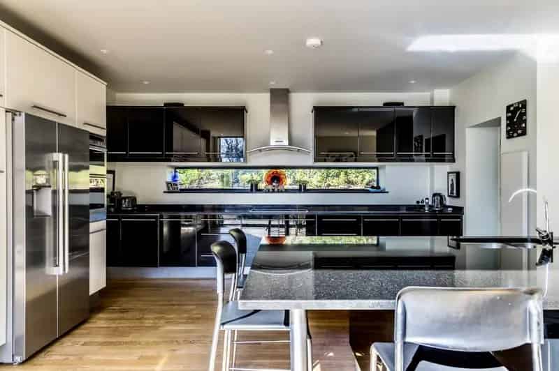 6 Bedroom Detached House for Sale Near Redhill Common