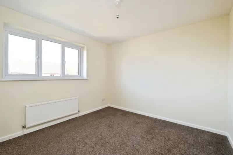 2 Bedroom End Terrace House Newly Decorated