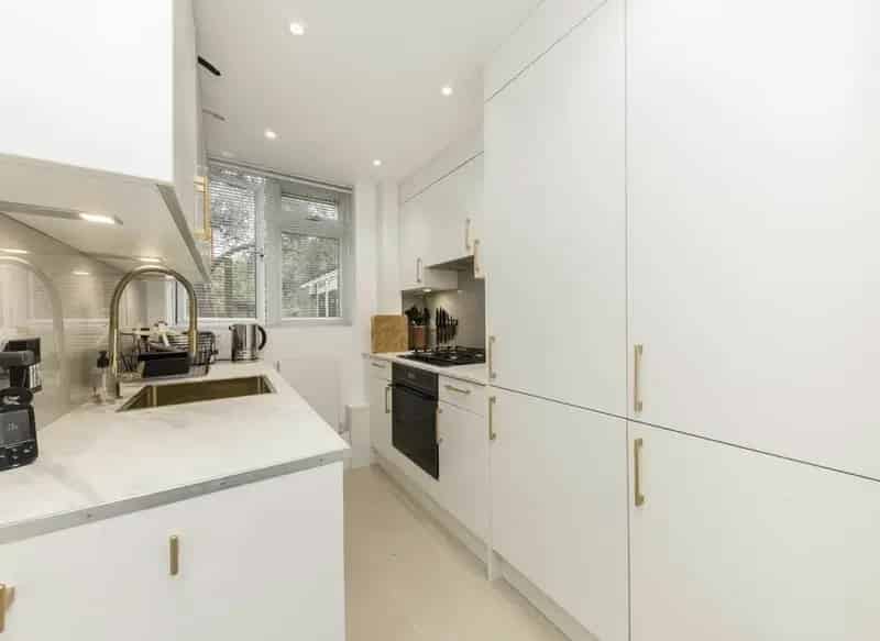 One Double Bedroom Flat Near Kew Bridge Station