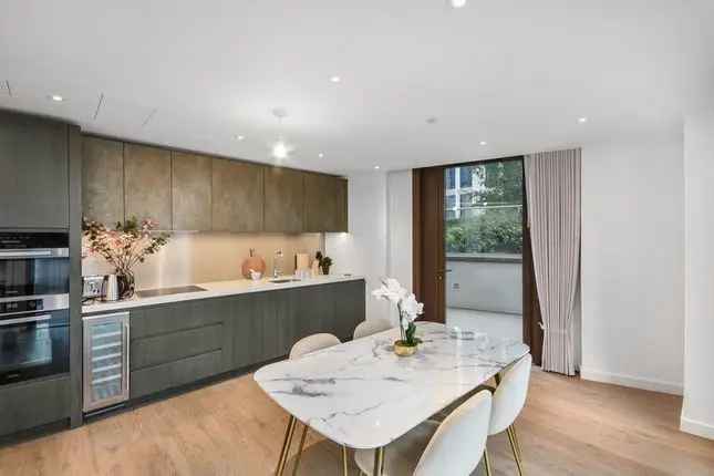 Flat to rent in Carnation Way, London SW8