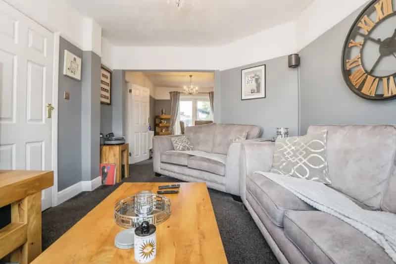 2 Bed Semi Detached House with Summerhouse and Large Garden