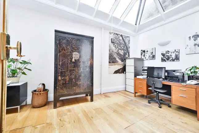 Flat for sale in Redcliffe Square, Chelsea, London SW10