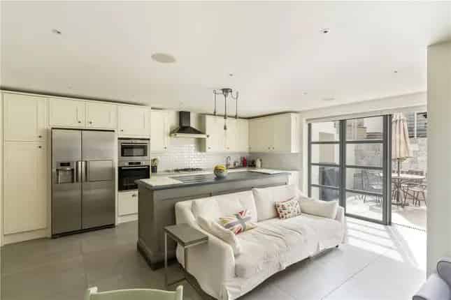 Stylish 4 5 Bedroom House in Wandsworth Common with Detached Annexe