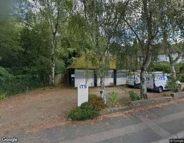Detached Office Building with Parking and Garage To Let