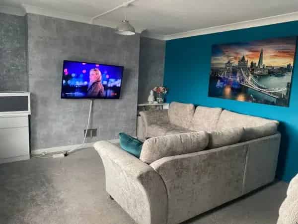 2 Bedroom Flat with Balcony Near Train Station
