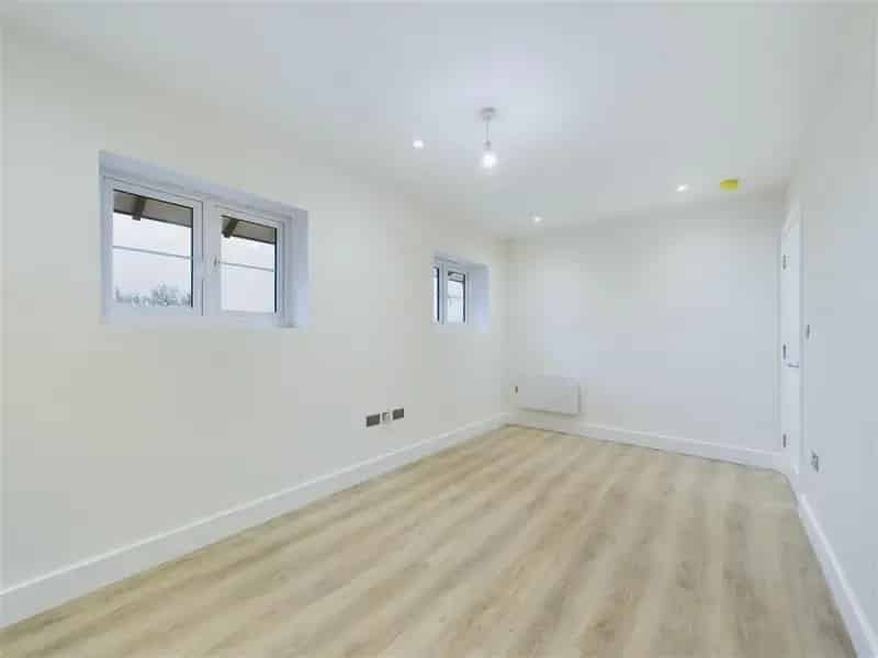 2 Bedroom Flat House to Rent Near East Acton Station