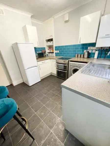 Flat For Rent in Latimer, England