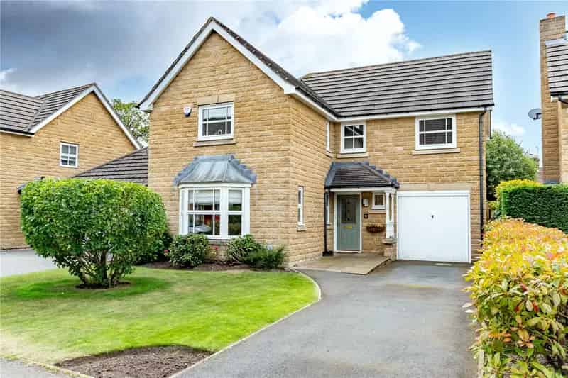4 Bedroom Detached House in Guiseley