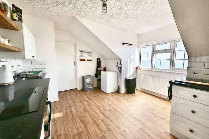2 Bed Top Floor Flat Sea Views Near Town Centre