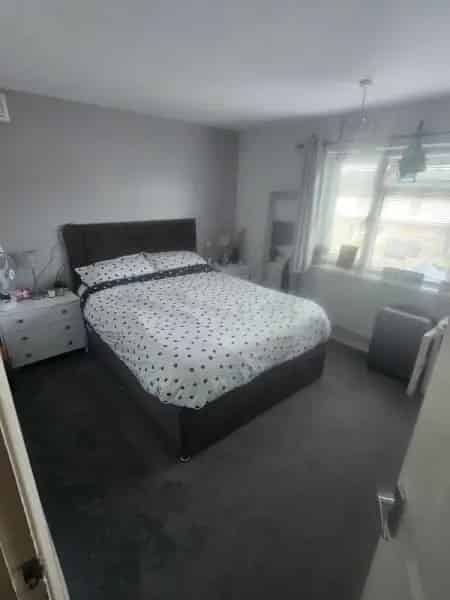 2 Bed 1st Floor Flat with Large Loft and Balcony