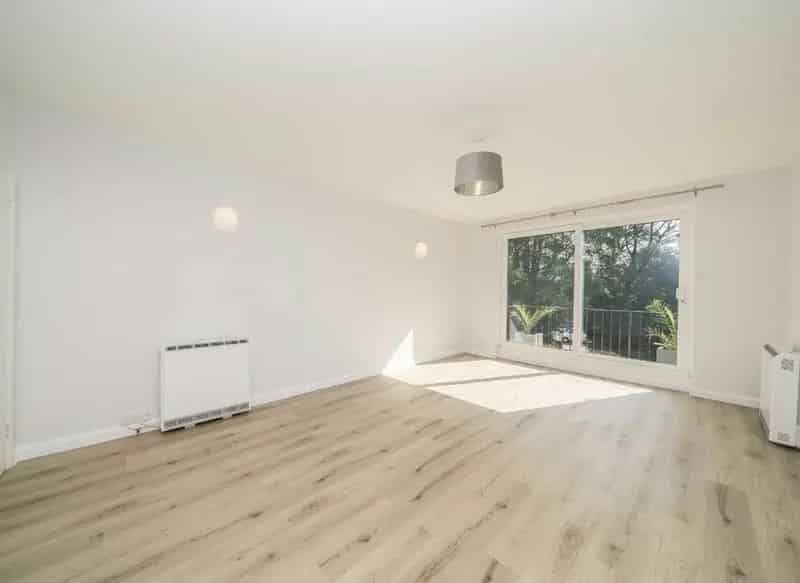 Spacious 2-Bedroom House in Thurlow Park Road