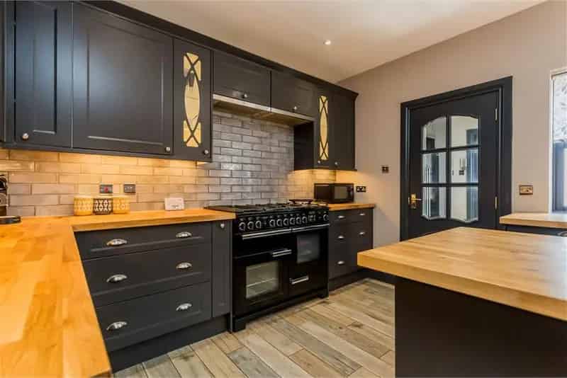 6 Bed House - Detached with 4 Reception Rooms