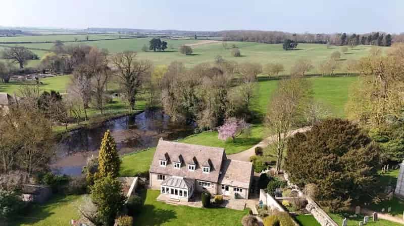 4 Bed Countryside Residence Elegant Home for Sale
