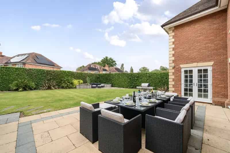 6 Bedroom Detached House Farnham Common