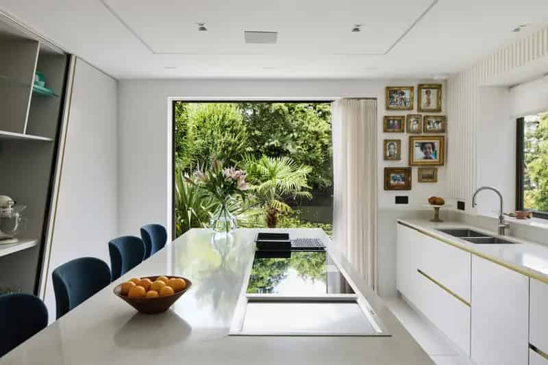 5-Bed Modernist House on Lakeside Drive
