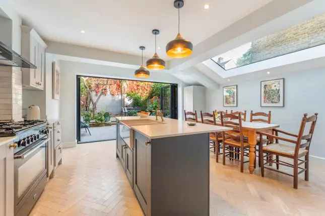 Terraced House for Sale in Clapton E5