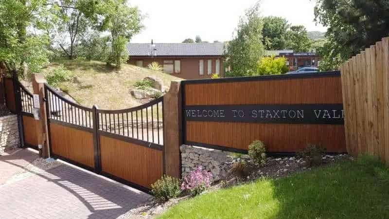 2 Bed Fully Furnished Lodge with Private Driveway and Patio