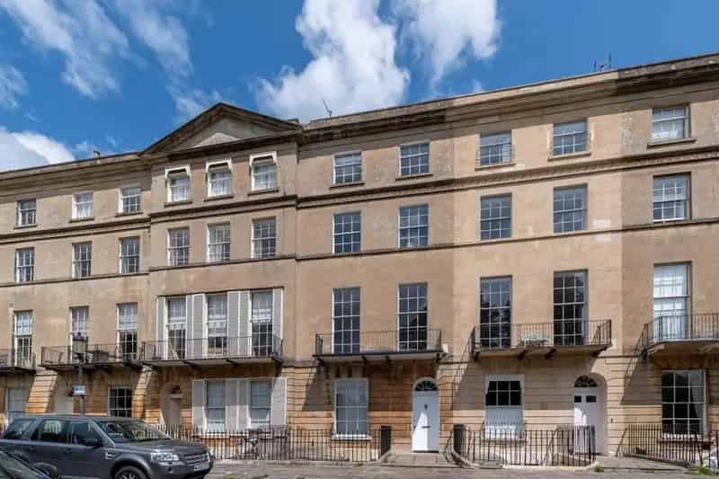 3 Bedroom Apartment to Rent in Elegant Georgian Townhouse