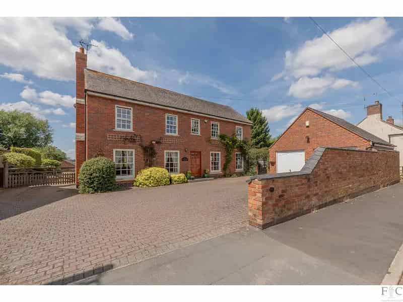 5-6 Bedroom Detached House with Equestrian Facilities