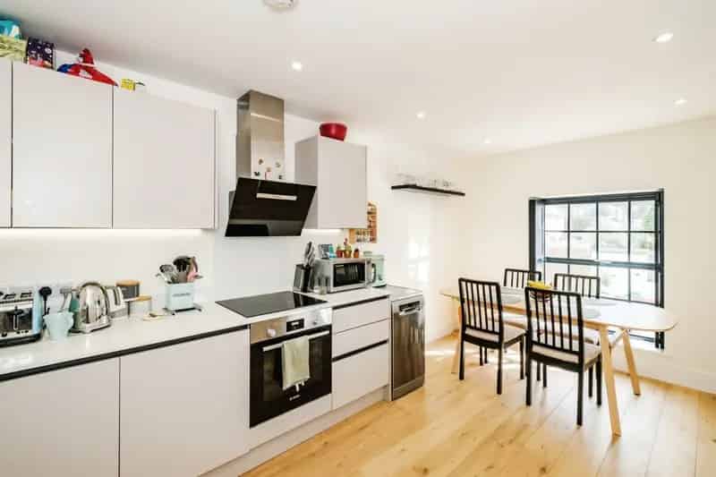 Stylish 2-Bedroom Home with Private Parking and Great Transport Links