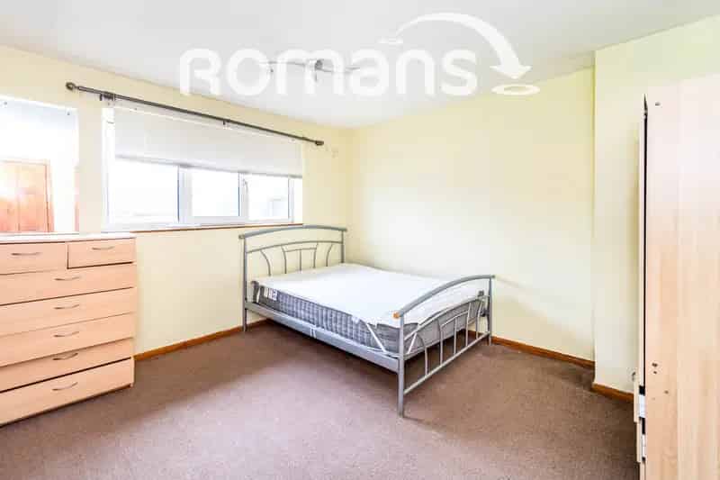 4 Bedroom Terraced House Near City Center