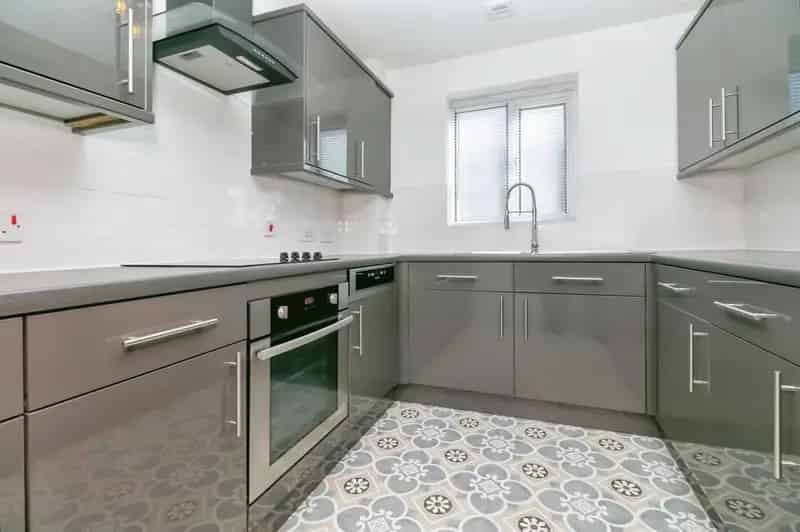 2 Bedroom Ground Floor Apartment Fully Renovated Near Train Station